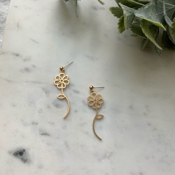 The Grace - Dainty Flower Matte Stud Earrings - Picture 2 of 4